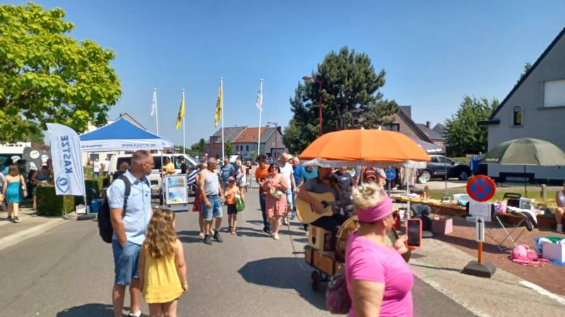 Emelkoen bruist  26 - Reuze Rommelmarkt met Boeken-, Vinyl- en CD‑Beurs in Humelgem 